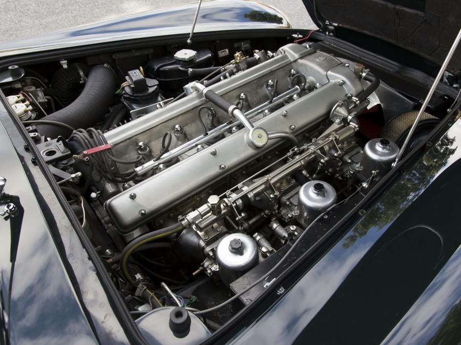 Моторный отсек Aston Martin DB5 Convertible 1963 года  (фото 12 из 37)